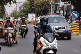 Người dân đeo khẩu trang để phòng tránh lây nhiễm COVID-19 tại Phnom Penh, Campuchia. (Ảnh: THX/TTXVN)