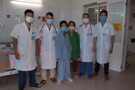 Bệnh nhi N.T.H, 11 tuổi, phường Võ Cường, thành phố Bắc Ninh được các y, bác sĩ cấp cứu kịp thời đã hồi phục. (Ảnh: Thái Hùng/TTXVN)