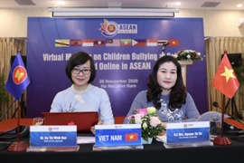 Thứ trưởng Bộ Lao động-Thương binh và Xã hội Nguyễn Thị Hà và Phó Vụ trưởng Vụ hợp tác quốc tế (Bộ Lao động-Thương binh và Xã hội) Hà Thị Minh Đức chủ trì Hội nghị tại điểm cầu Hà Nội. (Ảnh: Hoàng Hiếu/TTXVN)
