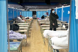 Bệnh nhân nhiễm COVID-19 được điều trị tại bệnh viện dã chiến ở Vũ Hán, tỉnh Hồ Bắc, Trung Quốc, ngày 8/3/2020. (Ảnh: THX/TTXVN)