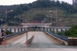 Cửa khẩu đường bộ Quốc tế số II Kim Thành trong ngày đầu tiên tạm dừng nhập khẩu hàng hóa của Việt Nam. (Ảnh: Quốc Khánh/TTXVN) 