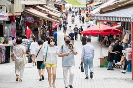 Người dân đeo khẩu trang phòng lây nhiễm COVID-19 tại một chợ ở Seoul, Hàn Quốc, ngày 1/9/2020. (Nguồn: THX/TTXVN)