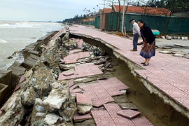 Hệ thống kè biển khu vực quảng trường Bình Minh, thị xã Cửa Lò bị hư hỏng nghiêm trọng. (Ảnh: Tá Chuyên/TTXVN)