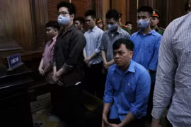 Bị cáo Trần Ngọc Phúc (ngồi) tại phiên tòa. (Ảnh: Thành Chung/TTXVN)