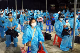 Làm thủ tục cách ly tập trung đối với các công dân Việt Nam từ nước ngoài về nước. (Ảnh: Trung Hiếu/TTXVN)