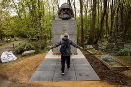 Người dân thăm mộ Karl Marx tại nghĩa trang Highgate ở London, Anh. (Nguồn: THX/TTXVN)