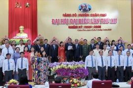 Ban Chấp hành Đảng bộ huyện Châu Phú khóa XII nhiệm kỳ 2020 - 2025 ra mắt đại hội. (Ảnh: Thanh Sang/TTXVN)