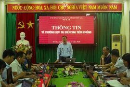 Quang cảnh buổi thông tin về trường hợp tai biến sau tiêm chủng vắcxin. (Ảnh: Hữu Quyết/TTXVN)