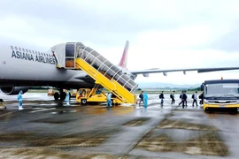 Chuyến bay chở 240 chuyên gia Hàn Quốc hạ cánh sân bay Vân Đồn an toàn. (Nguồn: TTXVN)