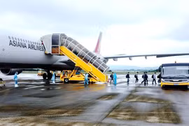 Chuyến bay chở 240 chuyên gia Hàn Quốc hạ cánh sân bay Vân Đồn an toàn. (Nguồn: TTXVN)