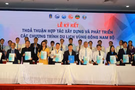 Các đơn vị kinh doanh du lịch 5 tỉnh vùng Đông Nam Bộ ký kết với doanh nghiệp Thành phố Hồ Chí Minh liên kết phát triển các tour, tuyến du lịch. (Ảnh: Lê Đức Hoảnh/TTXVN)