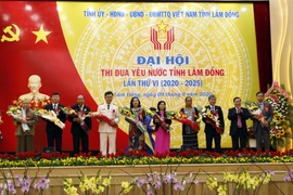 Ông Điểu K’Ré - Ủy viên Trung ương Đảng, Phó Trưởng ban Thường trực Ban Dân vận Trung ương tặng hoa chúc mừng Đoàn đại biểu đi dự Đại hội Thi đua yêu nước toàn quốc lần thứ X. (Ảnh: Đặng Tuấn/TTXVN)