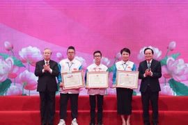 Ông Trần Quốc Vượng, Ủy viên Bộ Chính trị, Thường trực Ban Bí thư cùng Bộ trưởng Bộ Giáo dục và Đào tạo Phùng Xuân Nhạ trao giải Nhất cuộc thi Tuổi trẻ học tập và làm theo tư tưởng, đạo đức, phong cách Hồ Chí Minh năm 2020. (Ảnh: Thanh Tùng/TTXVN)