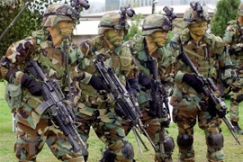 Binh sỹ thuộc Lực lượng Mỹ đồn trú tại Hàn Quốc (USFK) làm nhiệm vụ tại căn cứ quân sự Yongsan ở Seoul, Hàn Quốc. (Nguồn: AFP/TTXVN) 