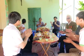 Các cựu chiến binh và người thân ôn lại những bài hát về chiến dịch Điện Biên Phủ. (Ảnh: Hữu Quyết/TTXVN)