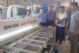 Trung tâm Khuyến công và Tư vấn phát triển công nghiệp nghiệm thu đề án Hỗ trợ kinh phí đầu tư máy móc thiết bị tiên tiến trong sản xuất tranh kính tại cơ sở sản xuất của anh Mầu Văn Dũng, xã Cao Đại, huyện Vĩnh Tường. (Nguồn: vinhphuc.gov.vn)
