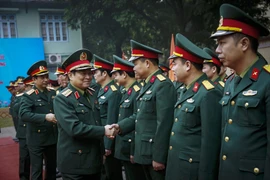 Bộ trưởng Bộ Quốc Ngô Xuân Lịch thăm Bộ Chỉ huy quân sự tỉnh Hòa Bình. (Ảnh: Trọng Đạt/TTXVN)