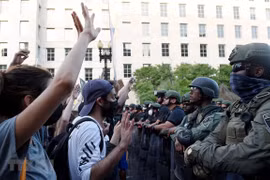 Cảnh sát Mỹ được triển khai gần Nhà Trắng ở Washington DC., ngày 3/6/2020 nhằm ngăn người quá khích trong cuộc biểu tình phản đối phân biệt chủng tộc. (Nguồn: AFP/TTXVN)