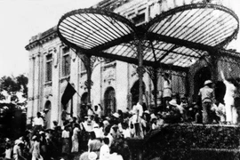 Ngày 19/8/1945, sau cuộc míttinh tại Quảng trường Nhà hát lớn, quần chúng nhân dân Thủ đô đã đánh chiếm Bắc Bộ phủ, cơ quan đầu não của chính quyền tay sai Pháp ở Bắc Bộ. (Ảnh: Tư liệu TTXVN)
