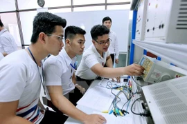 Sinh viên ngành điện tử viễn thông trong giờ thực hành. (Ảnh: Phương Vy/TTXVN)