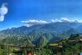 Sapa với quang cảnh hướng núi tuyệt đẹp vào mùa Hè. (Ảnh: Xuân Mai/Vietnam+)