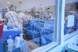 Điều trị cho bệnh nhân nhiễm COVID-19 tại bệnh viện ở Safed, Israel, ngày 23/9/2020. (Nguồn: THX/TTXVN)