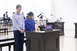 Bị cáo Nguyễn Minh Tuấn và vợ là Nguyễn Thị Lan Anh tại buổi tuyên án. (Ảnh: Doãn Tấn/TTXVN)