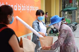 Người dân đến nhận gạo miễn phí tại cây ATM gạo. (Ảnh: Trần Việt/TTXVN)