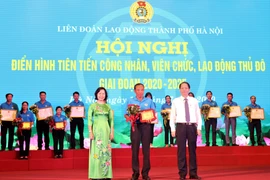 Trao thưởng cho các điển hình tiến tiến, danh hiệu Sáng kiến trong công nhân viên chức lao động Thủ đô năm 2020. (Ảnh: Lê Hồng/TTXVN)