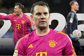 Manuel Neuer trong ngày đầu tiên ở Bayern nói chuyện với huấn luyện viên lúc đó là Jupp Heynckes (Nguồn: FCB)