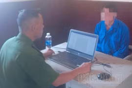 Đối tượng Giàng A Mua tại Cơ quan Cảnh sát Điều tra Công an Đắk Nông. (Nguồn: Báo Đắk Nông)