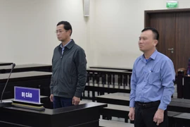 Bị cáo Trương Quang Việt (trái) và Lê Minh Tuyến nghe tòa tuyên án. (Ảnh: Phạm Kiên/TTXVN)