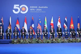 Thủ tướng Australia Anthony Albanese, Thủ tướng Phạm Minh Chính cùng các Trưởng đoàn và Tổng Thư ký ASEAN Kao Kim Hourn. (Ảnh: Dương Giang/TTXVN)