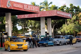 Người dân chờ đổ xăng cho các phương tiện tại trạm xăng ở La Habana, Cuba, ngày 31/1/2024. (Ảnh: AFP/TTXVN)