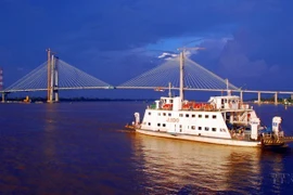 Cầu Cao Lãnh bắc qua sông Tiền, nối liền thành phố Cao Lãnh và huyện Lấp Vò (tỉnh Đồng Tháp), có tổng mức đầu tư trên 3.000 tỷ đồng từ nguồn vốn viện trợ không hoàn lại của Chính phủ Australia. (Ảnh: Mạnh Linh/TTXVN)