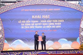 Chủ tịch UBND tỉnh Hải Dương Triệu Thế Hùng trao Quyết định công nhận di tích kiến trúc nghệ thuật quốc gia đền Tranh là điểm du lịch. Ảnh: Mạnh Minh - TTXVN