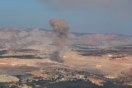 Khói bốc lên sau một vụ không kích tại Idlib, Syria. (Ảnh: AFP/TTXVN)