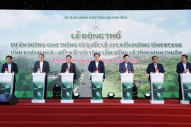 Chủ tịch Quốc hội Vương Đình Huệ cùng các đại biểu thực hiện nghi thức động thổ. (Ảnh: Nhan Sáng/TTXVN)