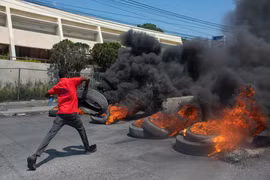 Người biểu tình gây bạo loạn trên đường phố tại Port-au-Prince, Haiti, ngày 12/3/2024. (Ảnh: AFP/TTXVN)