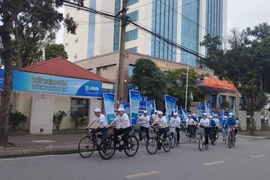 Cán bộ, người lao động Sở Công Thương Hải Dương và Công ty TNHH Một thành viên Điện lực Hải Dương tham gia diễu hành trên các tuyến phố hưởng ứng chiến dịch Giờ Trái đất năm 2024. (Ảnh: Mạnh Minh/TTXVN)