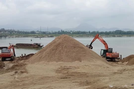 Khai thác cát trên sông Thu Bồn. (Ảnh: Đoàn Hữu Trung/TTXVN)