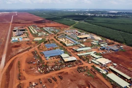 Khu lán trại, tập kết máy móc, phương tiện phục vụ san nền sân bay Long Thành. (Ảnh: TTXVN phát)