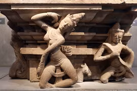 Phù điêu Apsara, chất liệu Sa thạch, xuất xứ Trà Kiệu (Quảng Nam), niên đại thế kỷ X, được công nhận Bảo vật Quốc gia năm 2024. (Ảnh: Trần Lê Lâm/TTXVN)