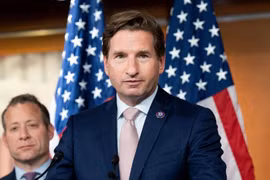 Nghị sĩ đảng Dân chủ Mỹ Dean Phillips trong cuộc họp báo về một đạo luật. (Ảnh: AP/TTXVN)