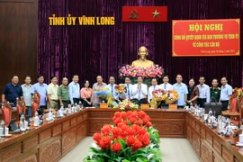 Ban Thường vụ Tỉnh ủy Vĩnh Long chúc mừng các đồng chí được luân chuyển, điều động, bổ nhiệm. (Ảnh: Phạm Minh Tuấn/TTXVN.)