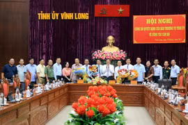 Ban Thường vụ Tỉnh ủy Vĩnh Long chúc mừng các đồng chí được luân chuyển, điều động, bổ nhiệm. (Ảnh: Phạm Minh Tuấn/TTXVN.)