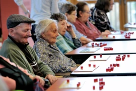 Người cao tuổi tại một trung tâm dưỡng lão ở Lens, Pháp. (Ảnh: AFP/TTXVN)