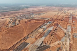Đường cất hạ cánh và đường lăn, sân đỗ tàu bay tiếp giáp nhà ga hành khách sân bay Long Thành. (Ảnh: Công Phong/TTXVN)