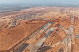 Đường cất hạ cánh và đường lăn, sân đỗ tàu bay tiếp giáp nhà ga hành khách sân bay Long Thành. (Ảnh: Công Phong/TTXVN)