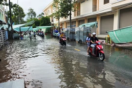 Triều cường gây ngập một số tuyến đường nội ô của thành phố Vĩnh Long, chiều tối 29/9. (Ảnh minh họa: Phạm Minh Tuấn/TTXVN)